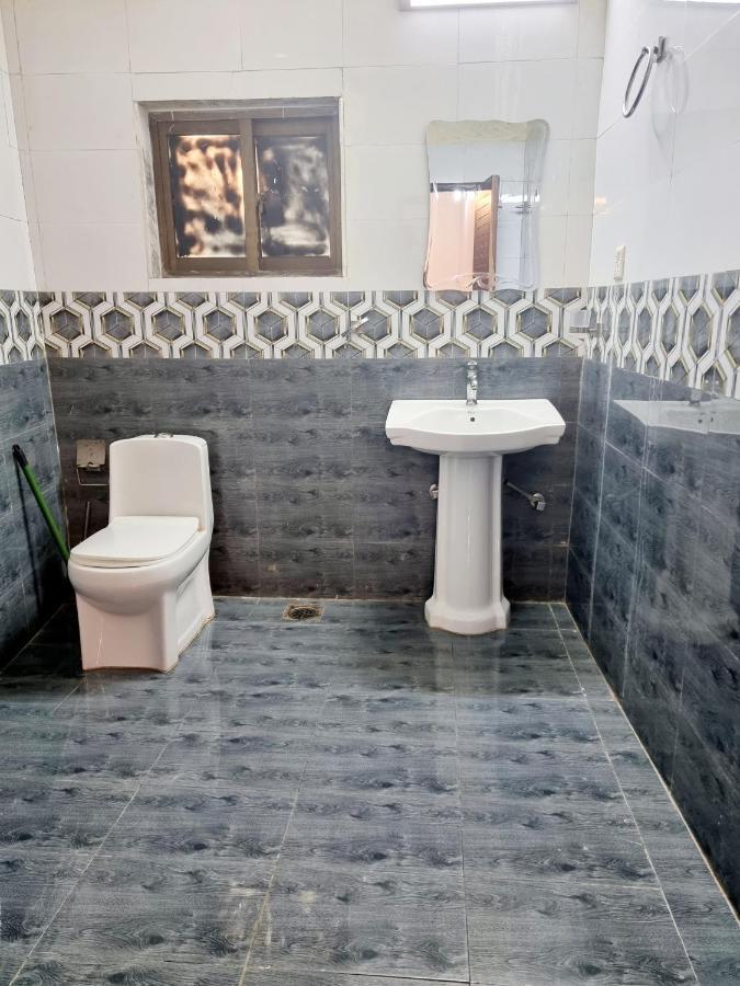 Hotel Visit Inn Executive Lahore Esterno foto